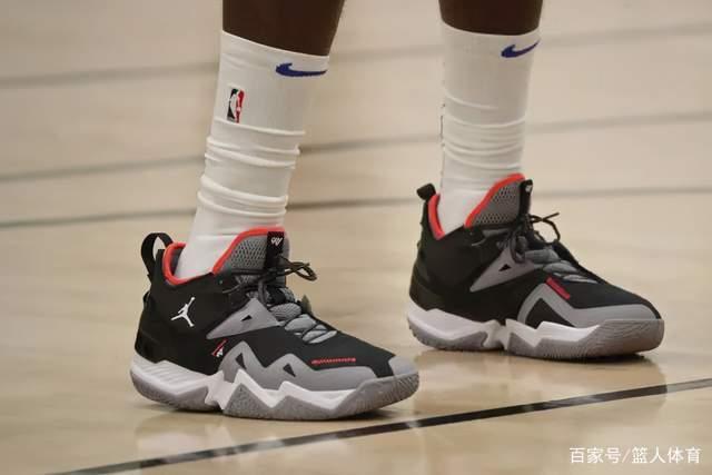 王奕博在体测中跟腱受伤 预计伤停一个月